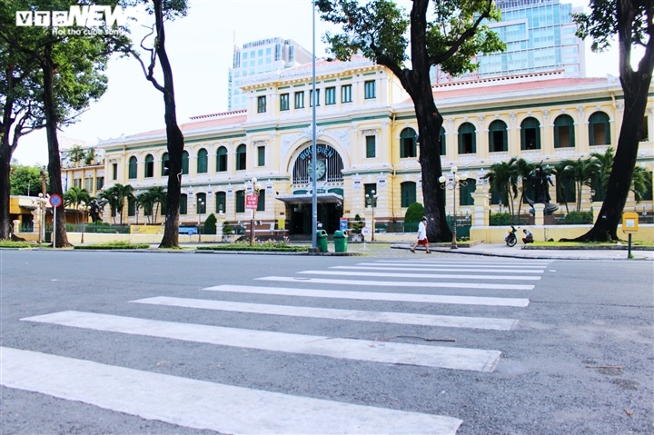 hcm city streets left empty as social distancing measures in effect picture 11