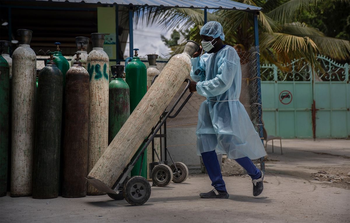 Nhân viên y tế vận chuyển bình oxy tại một bệnh viện ở Port-au-Prince, Haiti. Ảnh: AP