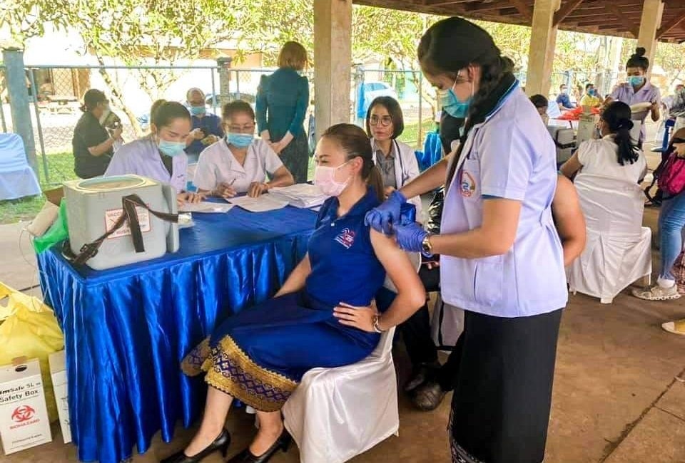 Người dân Lào tích cực tiêm vaccine ngừa Covid-19. Nguồn: LNR