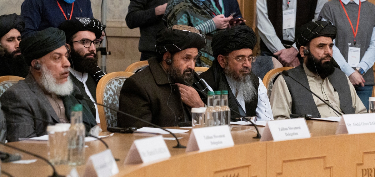 Phó thủ lĩnh và là nhà đàm phán của Taliban Mullah Abdul Ghani Baradar cùng phái đoàn Taliban tại Hội nghị hòa bình ở Moscow, Nga tháng 3 năm nay (Ảnh: REUTERS)