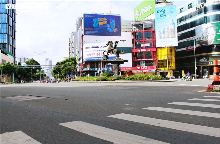 hcm city streets left empty as social distancing measures in effect picture 13