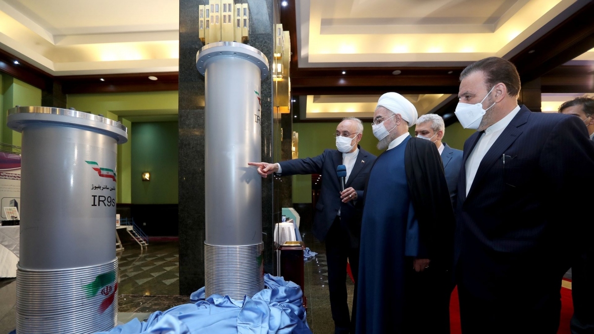Tổng thống Iran Hassan Rouhani tại một cuộc triển lãm công nghệ hạt nhân. Ảnh: Getty