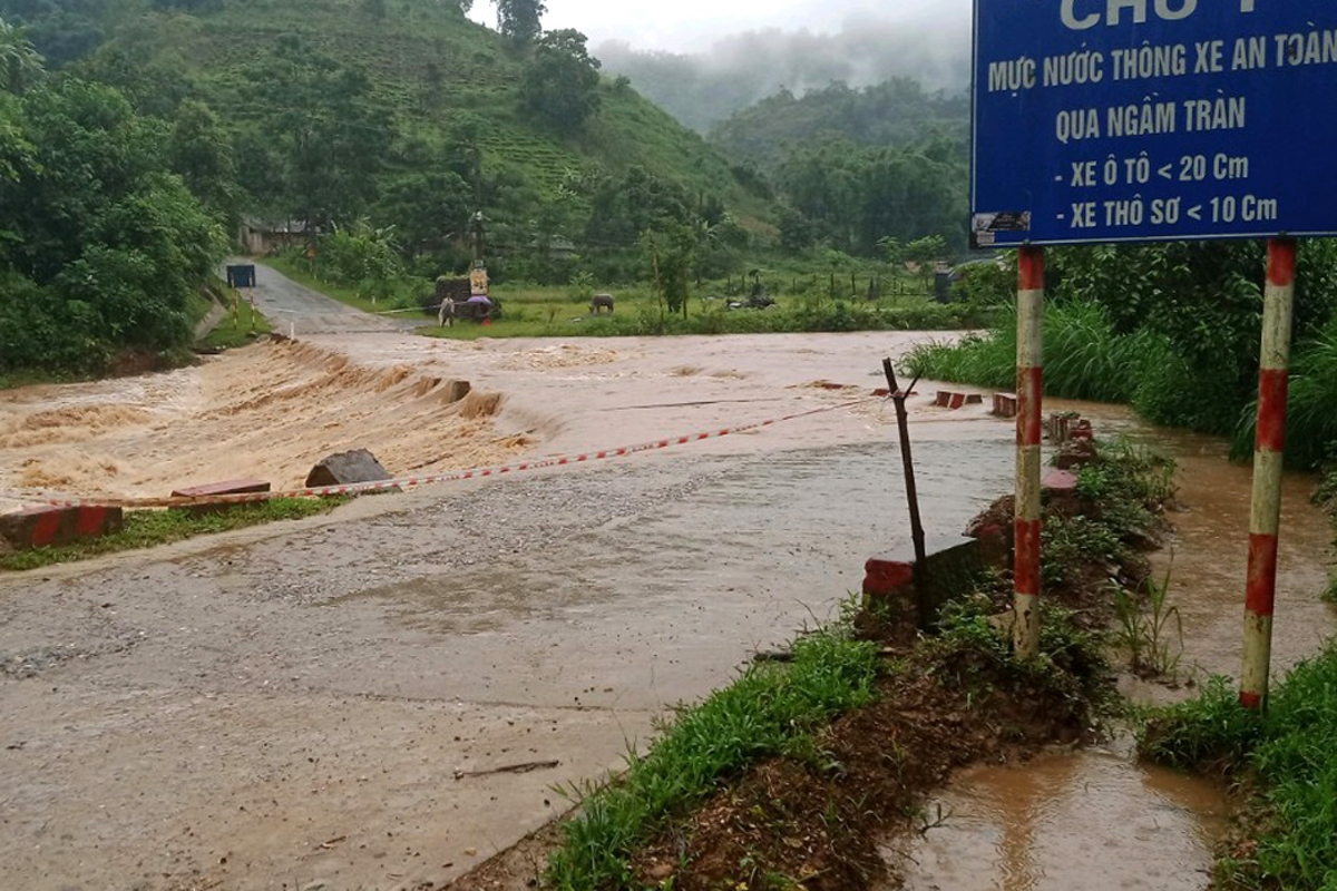 mua lon o lai chau gay ngap ung nhieu tuyen quoc lo, tinh lo hinh anh 1