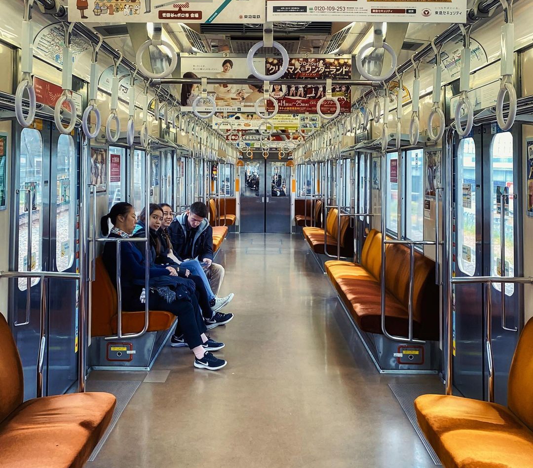 Khi sử dụng phương tiện giao thông công cộng, việc giữ im lặng là điều du khách rất cần lưu ý. Nguồn: laurieportertravel/Instagram