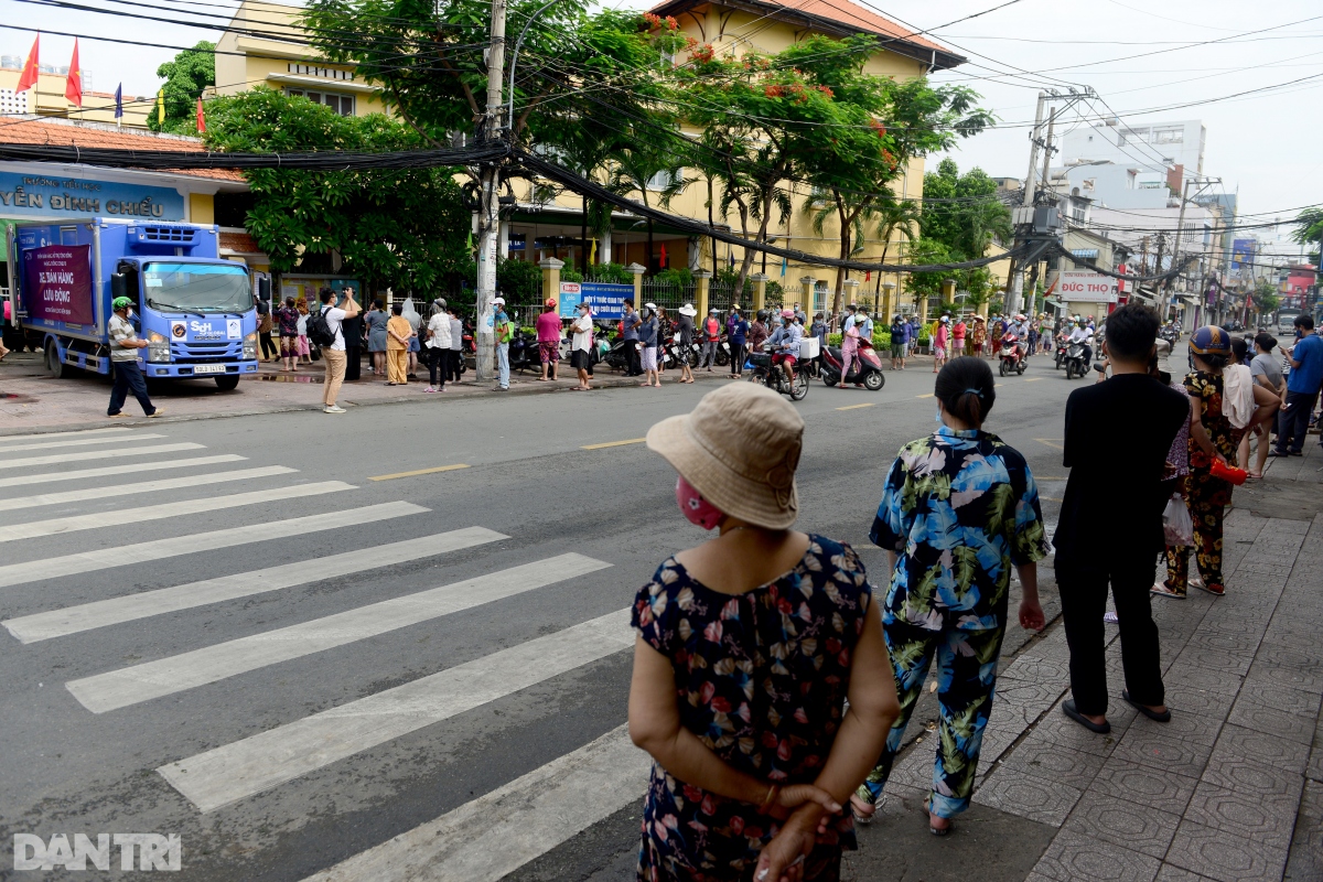 dan sai gon xep hang dai tram met cho mua thuc pham o sieu thi da chien hinh anh 1