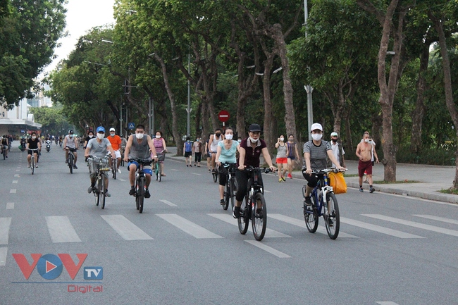 nguoi dan van chu quan, lo la sau khi ha noi siet chat phong, chong dich covid-19 hinh anh 1