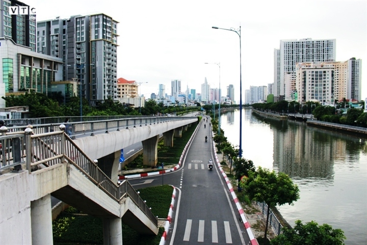 hcm city streets left empty as social distancing measures in effect picture 1