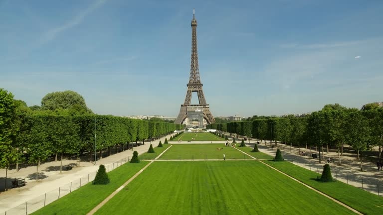 Pháp mở cửa trở lại tháp Eiffel | VOV.VN