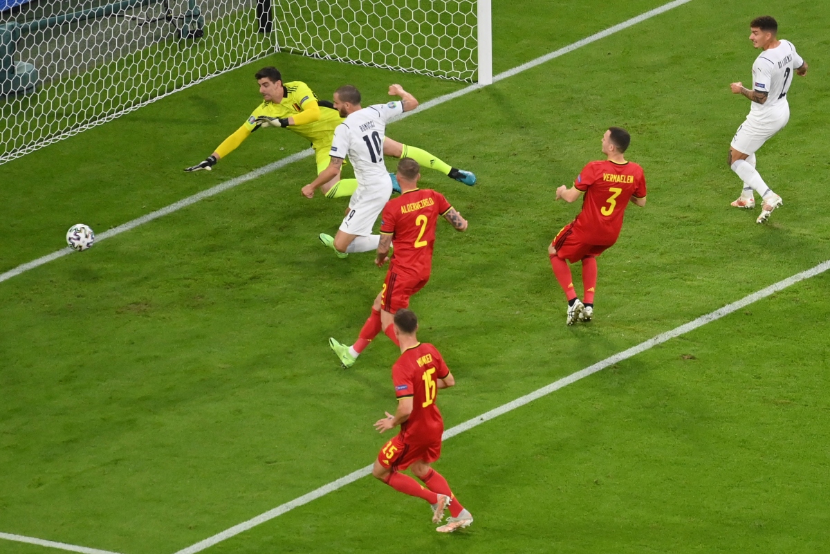 Tình huống Bonucci đưa bóng vào lưới ĐT Bỉ. (Ảnh: Reuters).