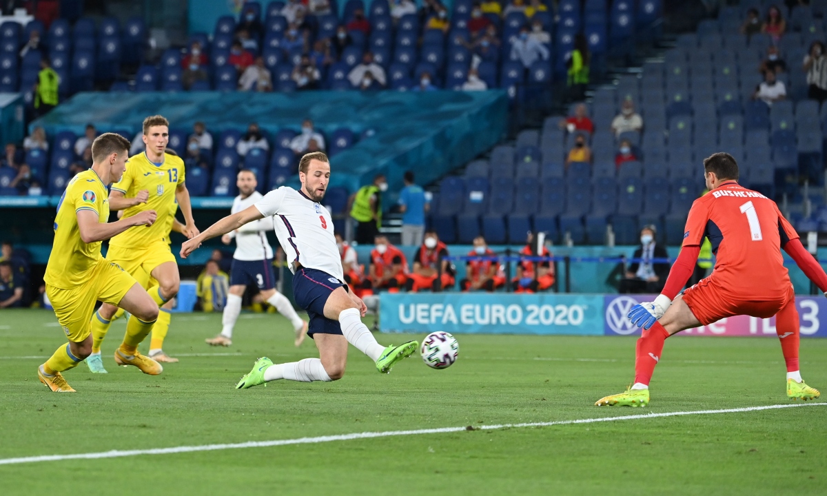 Tình huống Harry Kane thoát xuống mở tỷ số cho ĐT Anh. (Ảnh: Reuters).