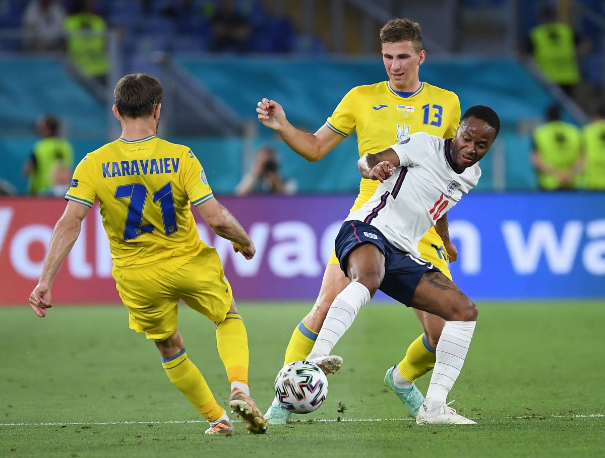 Sterling liên tục khuấy đảo hàng thủ Ukraine với tốc độ và kỹ thuật của mình. (Ảnh: Reuters).