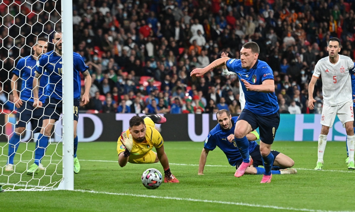 Donnarumma đang trải qua trận đấu vất vả nhất tại EURO 2021. (Ảnh: Reuters).