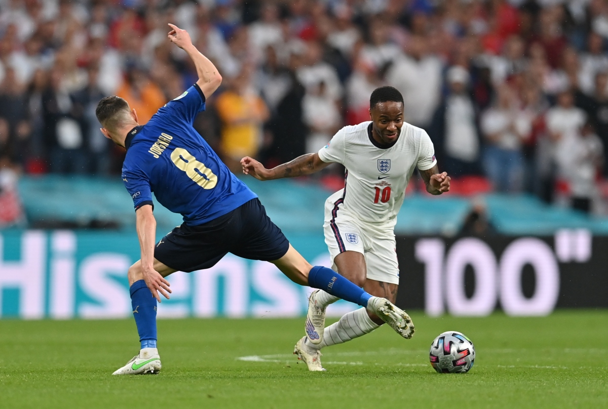 Sterling đã có 2 pha ngã trong vòng cấm Italia nhưng trọng tài không cho ĐT Anh được hưởng penalty. (Ảnh: Reuters).