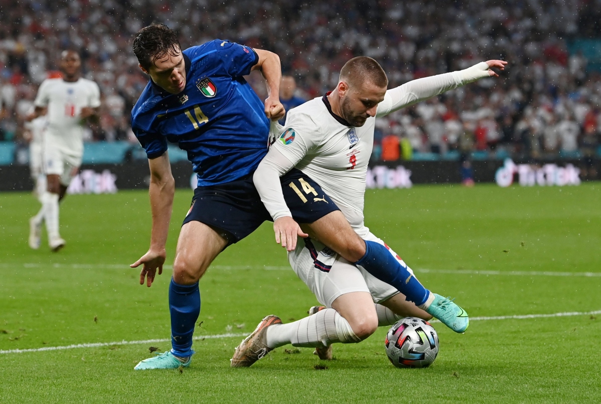 ĐT Anh đang phá vỡ lối chơi của Italia. (Ảnh: Reuters).