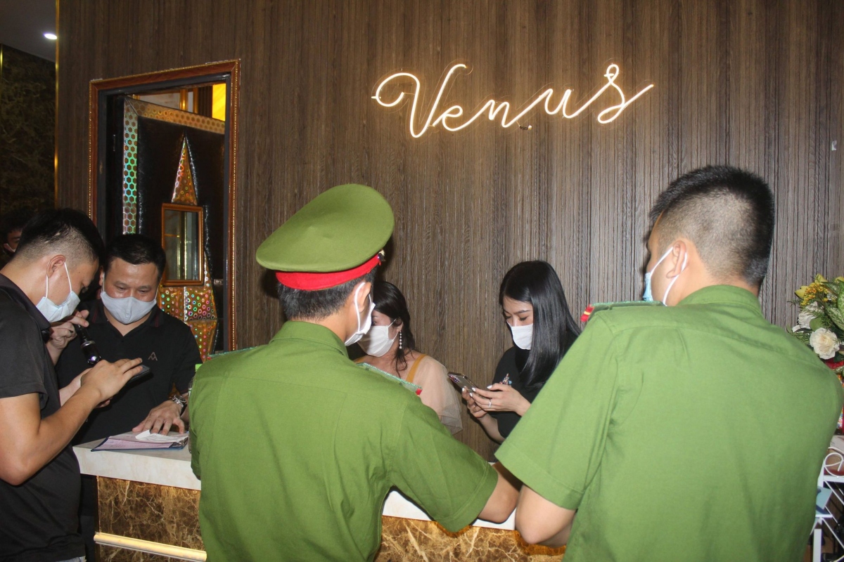 Lực lượng chức năng làm việc tại quán karaoke Venus