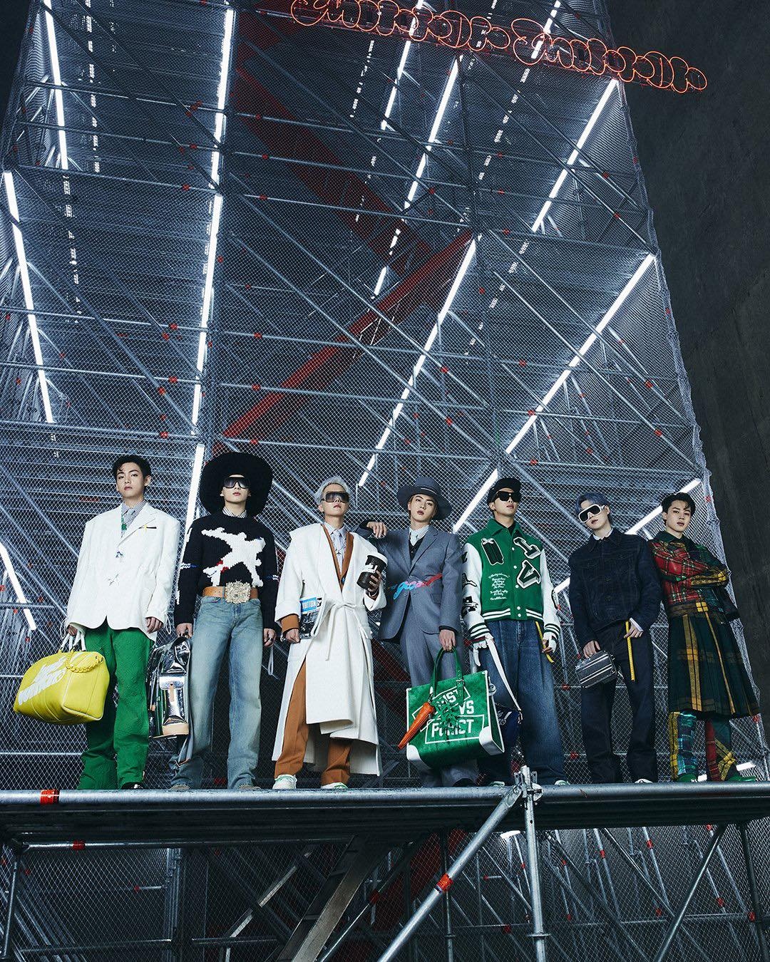 Tối 7/7, BTS đã xuất hiện trong buổi trình diễn Thu/ Đông 2021 dành cho nam giới của thương hiệu Louis Vuitton.