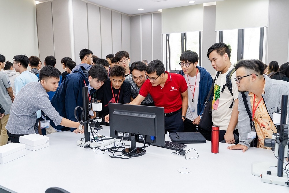 Các giáo sư của VinUni đã đồng hành cùng sinh viên trong các dự án nghiên cứu khoa học ngay từ năm đầu tiên