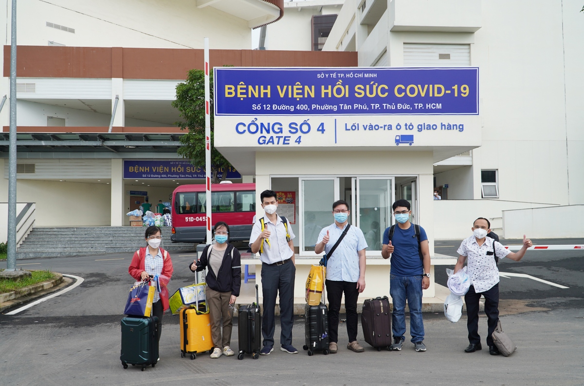 can canh ben trong benh vien hoi suc covid-19 tai tp.hcm hinh anh 2