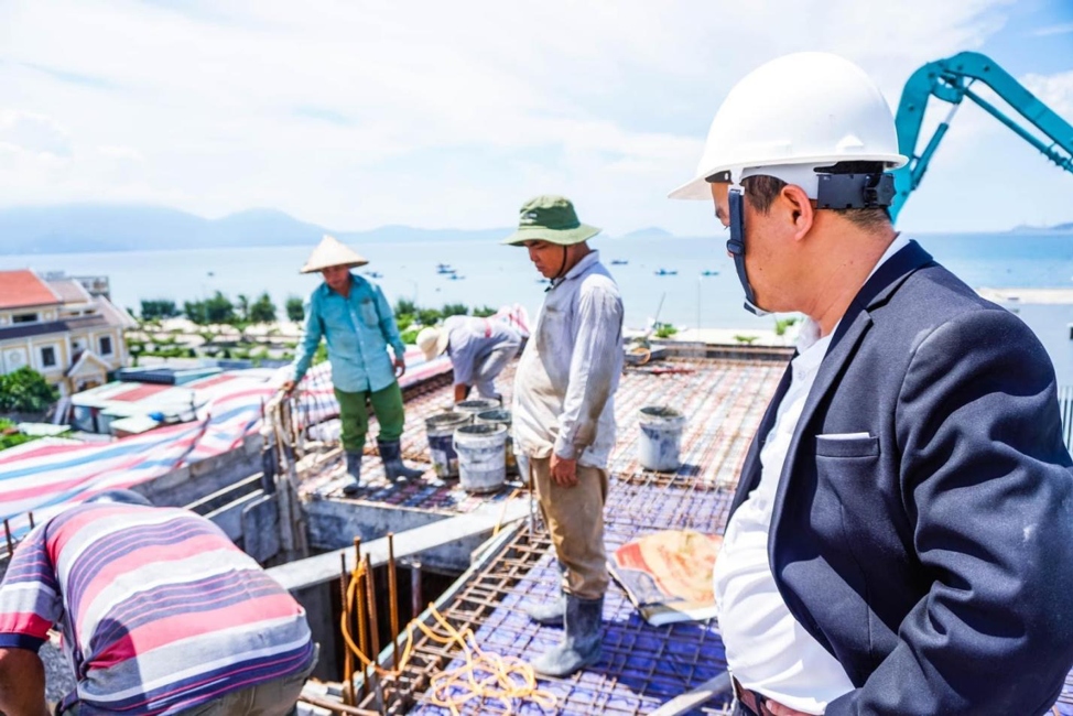 KTS/KS trực tiếp giám sát công trình đang thi công.