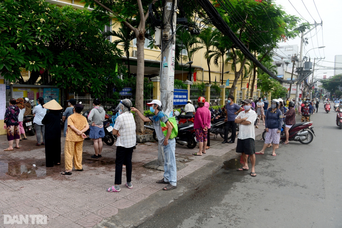 Sáng 14/7, hàng trăm người dân xếp hàng dài trên đường Lê Quang Định, Quận Bình Thạnh chờ mua hàng từ siêu thị mini mới mở này.