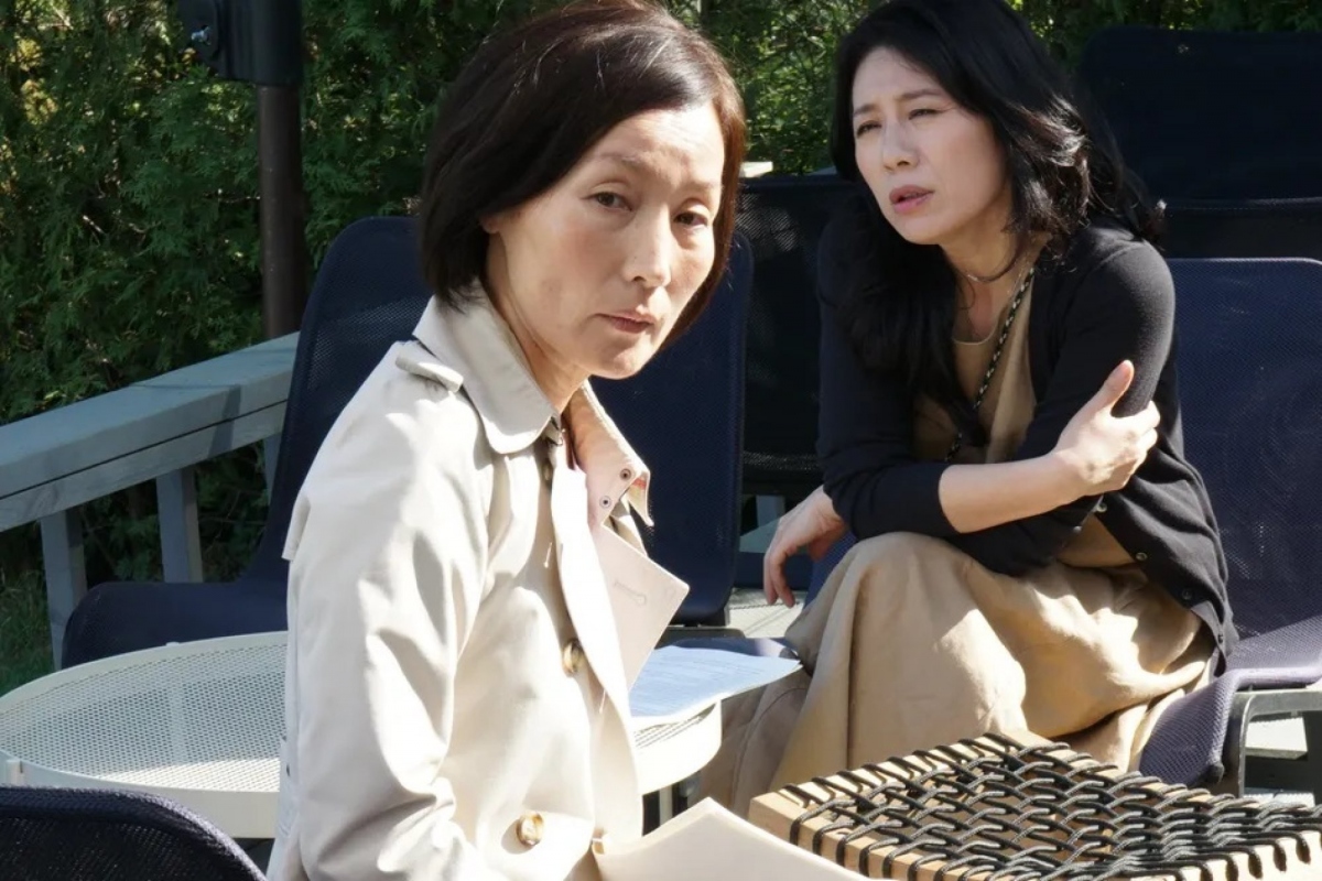 Lee Hye Young (trái) và Cho Yun-hee trong một cảnh phim của "In front of your face", do Hong Sang-soo đạo diễn.