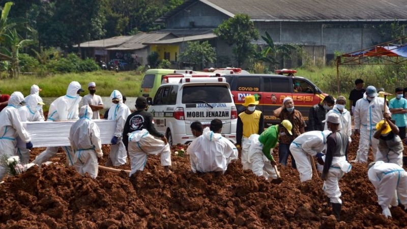 72.000 nguoi chet do covid-19, indonesia di tu khung hoang y te den khung hoang quan tai hinh anh 3