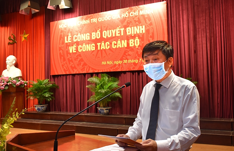PGS,TS. Phạm Minh Sơn, tân Giám đốc Học viện Báo chí và Tuyên truyền phát biểu nhận nhiệm vụ. Ảnh: AJC