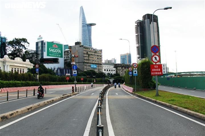 hcm city streets left empty as social distancing measures in effect picture 3