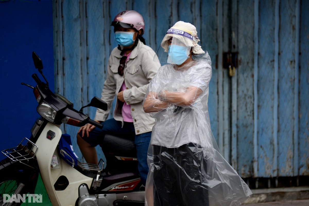 dan sai gon xep hang dai tram met cho mua thuc pham o sieu thi da chien hinh anh 3