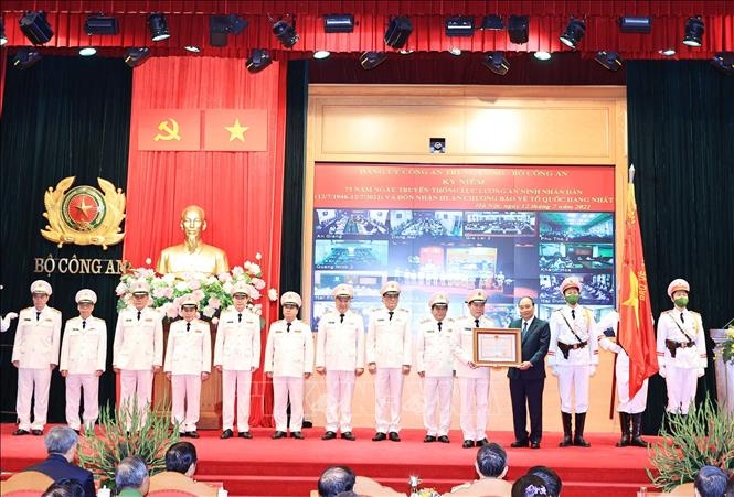 Chủ tịch nước Nguyễn Xuân Phúc trao tặng Huân chương Bảo vệ Tổ quốc hạng Nhất cho lực lượng An ninh nhân dân. Ảnh: Thống Nhất/TTXVN