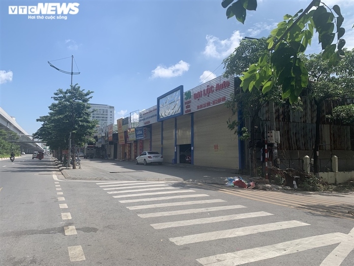Quang cảnh buồn bã trước những showroom ô tô nằm trên đường Phạm Văn Đồng.