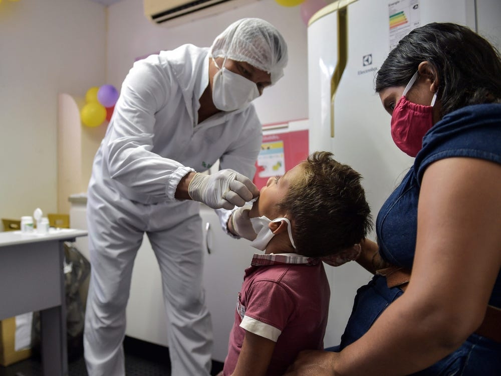 Lấy mẫu xét nghiệm cho trẻ em tại một bệnh viện ở Ilha de Marajo, Brazil. Ảnh: Getty.