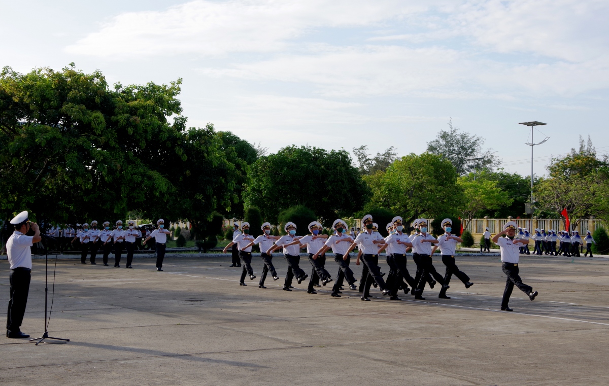 Huấn luyện điều lệnh đội ngũ.  Ảnh Trung đoàn 196 cung cấp.