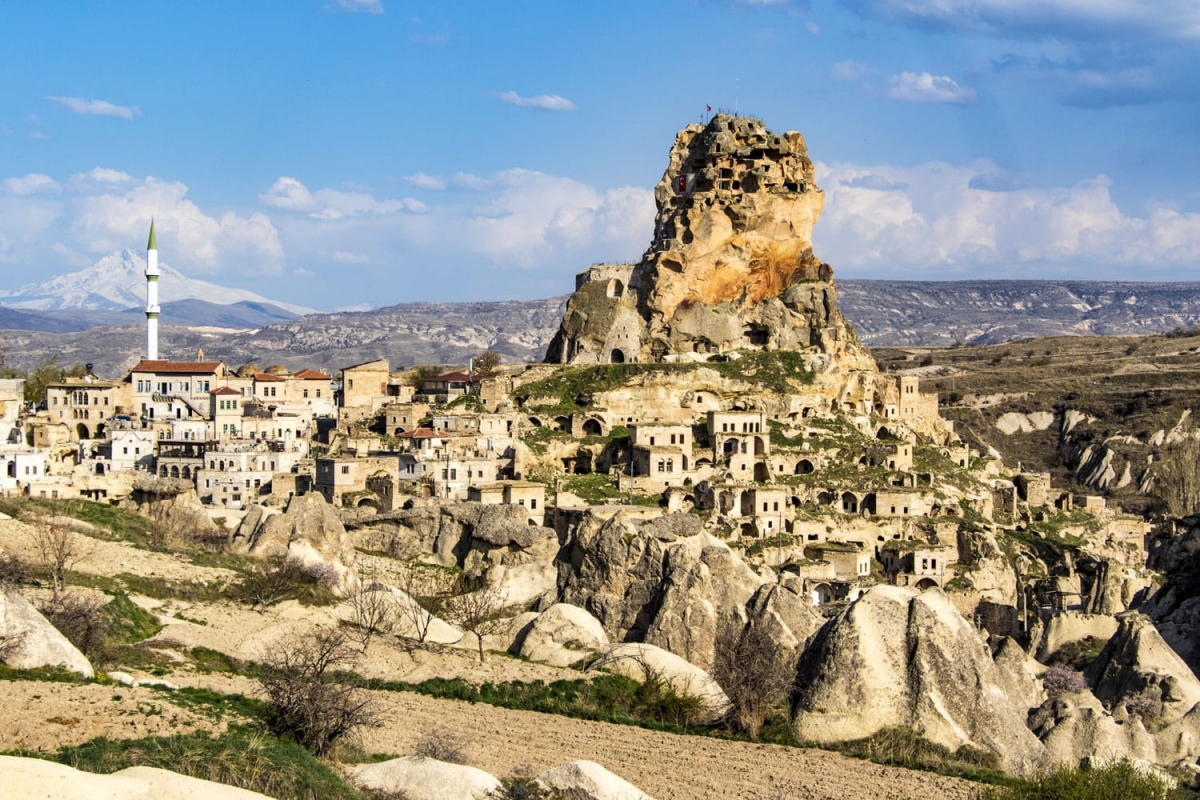 When visiting Ortahisar in Turkey, tourists will have the chance to have a drink and a meal in an underground cave bar and marvel at Ortahisar’s looming castle which stands at 78 metres high and carved from stone. Guests can learn more about the underground cave storage where citrus fruits are stashed until they ripen. (Photo:MindStorm / shutterstock.com)