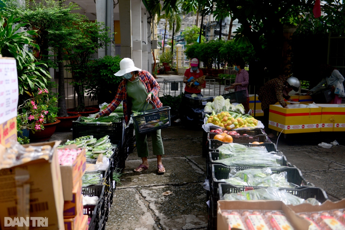 Loạt siêu thị di động đặt tại đường Lê Quang Định, đường Xô Viết Nghệ Tĩnh (Quận Bình Thạnh), đường Lý Thái Tổ (Quận 10), đường Cộng Hòa (Quận Tân Bình) sẽ cung cấp thực phẩm cho người dân mỗi ngày.