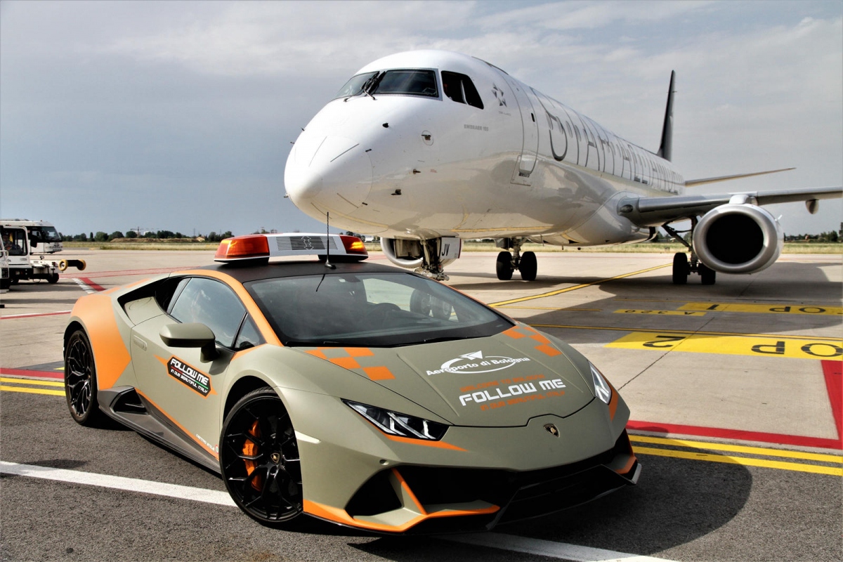 Lamborghini Huracan EVO làm xe dẫn đường sân bay tại Italy 