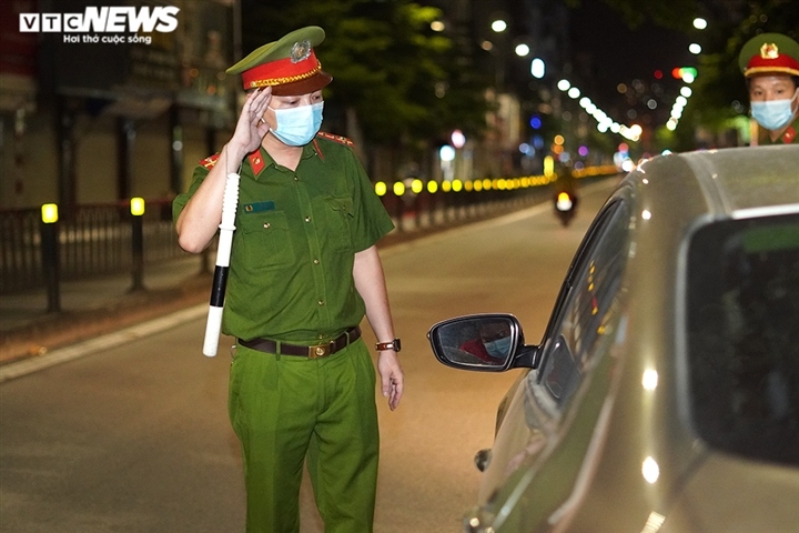 nửa đêm ra đường không lý do, nhiều người bị chốt kiểm soát xử phạt hình ảnh 8 nua dem ra duong khong ly do, nhieu nguoi bi chot kiem soat xu phat hinh anh 8