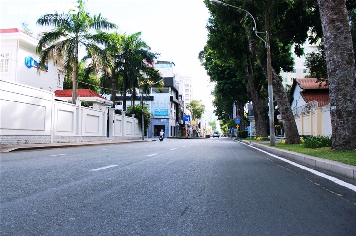 hcm city streets left empty as social distancing measures in effect picture 8