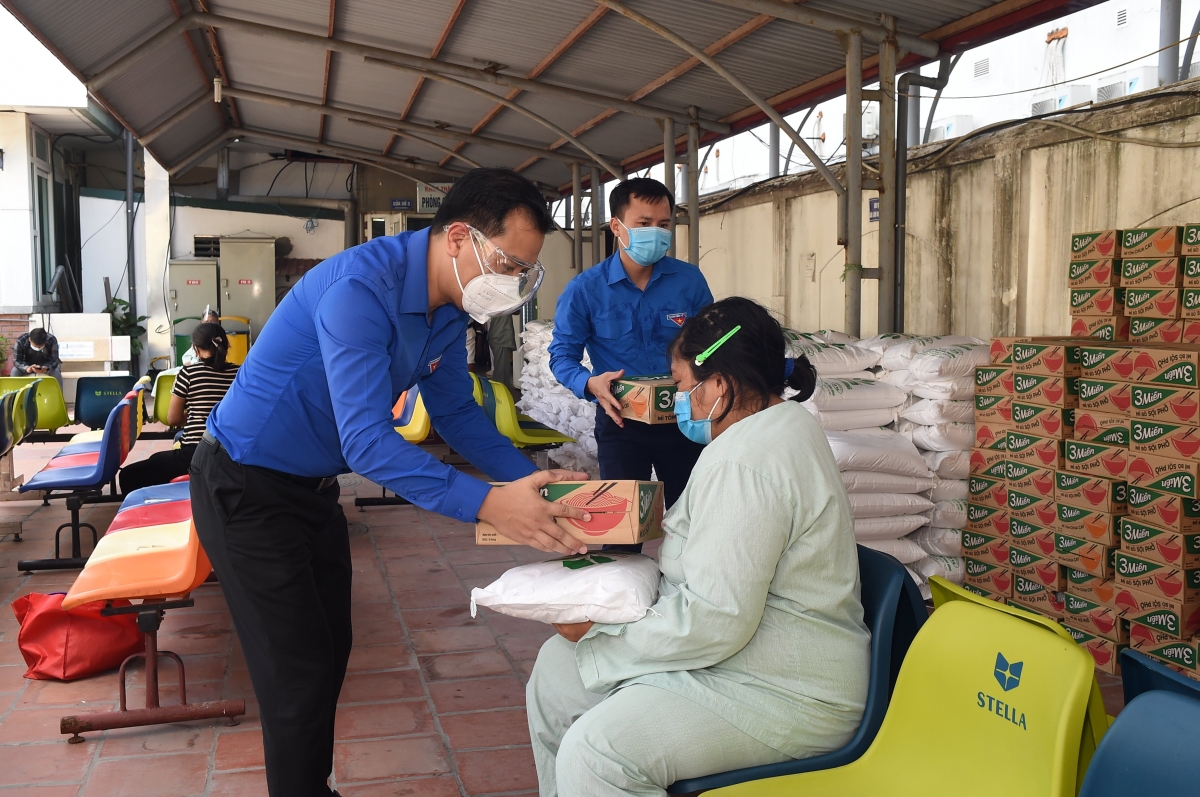 Chương trình “Triệu bữa cơm - Hà Nội nghĩa tình” tại Bệnh viện Thận Hà Nội