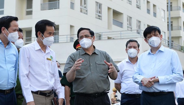 pm inspects covid-19 prevention in hcm city picture 1