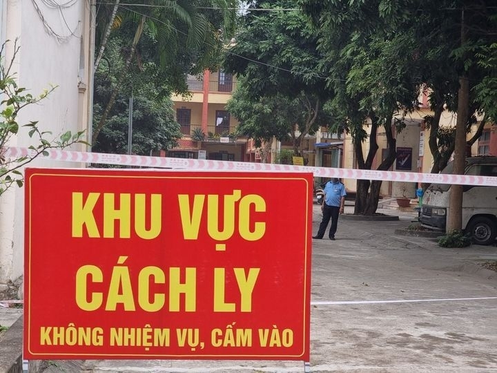 tiep xuc f0, chu tich va truong cong an thi tran o ha noi phai di cach ly hinh anh 1