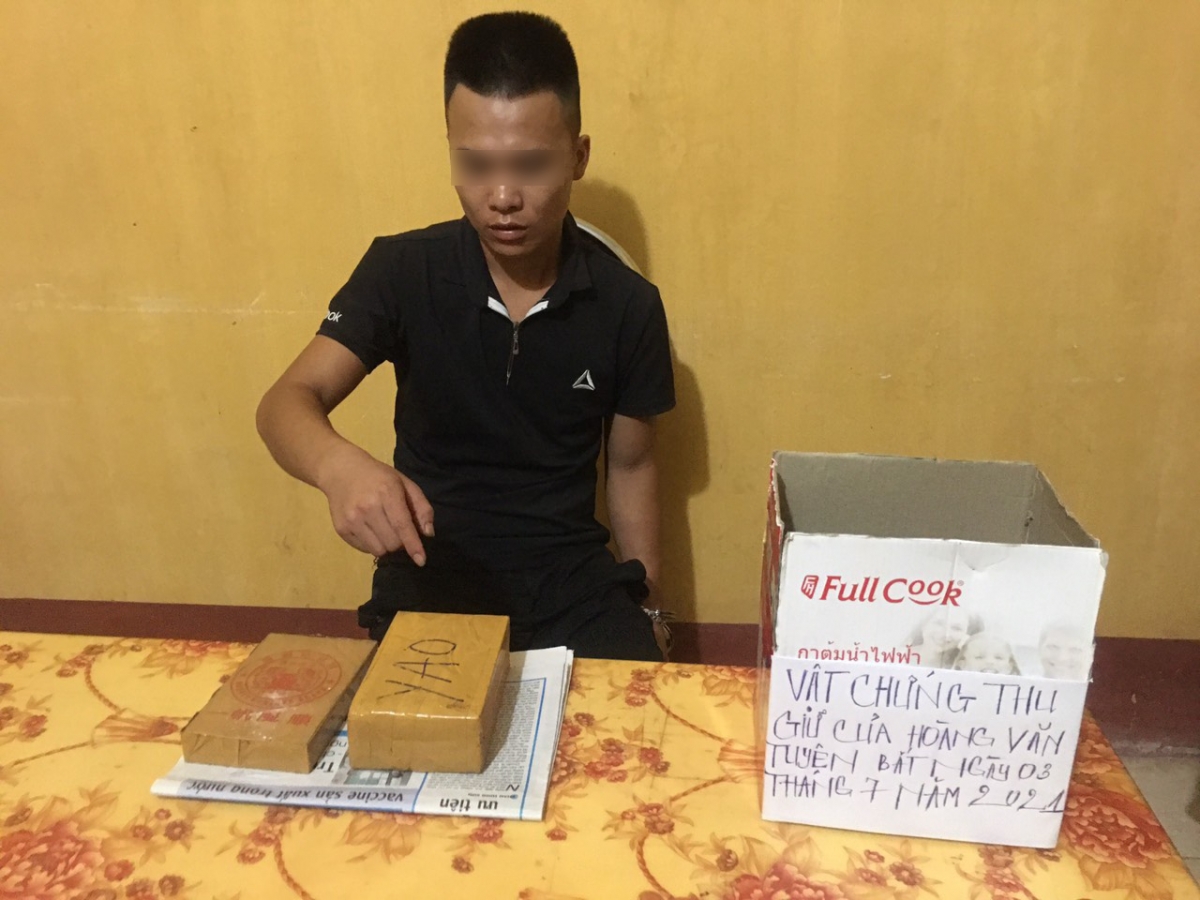 Đối tượng Hoàng Văn Tuyên cùng tang vật.