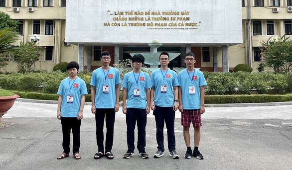 Five Vietnamese students pose for a group photo before sitting IPhO exams. (Photo: MoET)