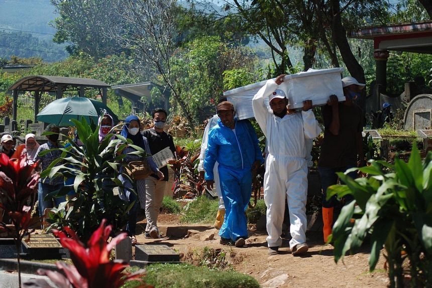 Những người đào mộ khiêng quan tài của một người tử vong vì Covid-19 trên đường tới một nghĩa địa ở Bandung ngày 25/7/2021. Ảnh: AP