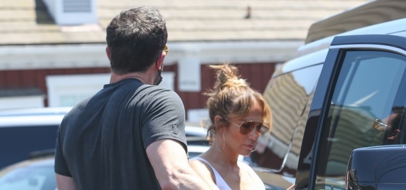 Ben Affleck lái xe chở bạn gái Jennifer Lopez đi mua sắm