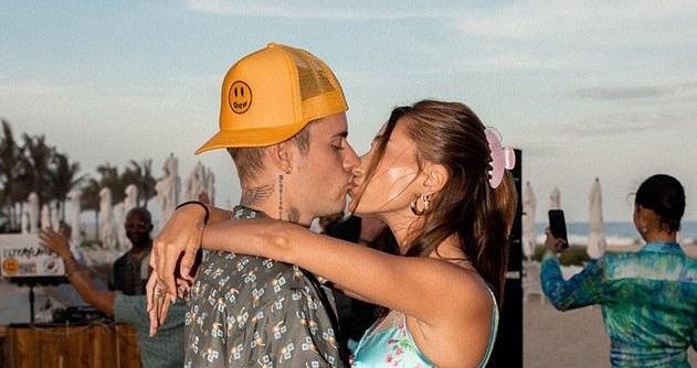 Justin Bieber và Hailey Baldwin "khóa môi" lãng mạn tại resort bên bãi biển ở Mexico