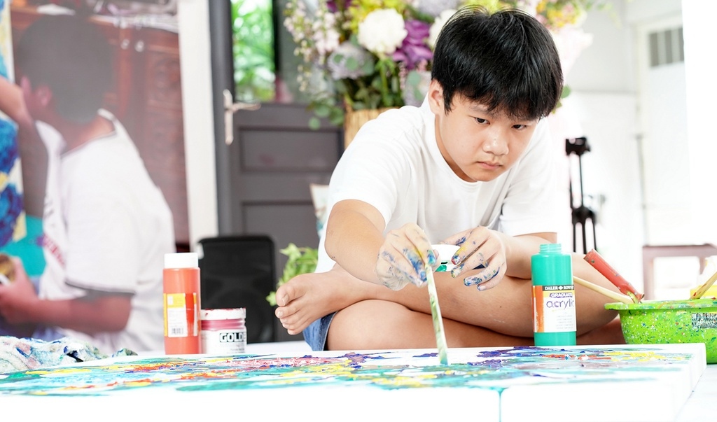 kid painter sells artworks to raise vnd3bln for covid-19 fight picture 1