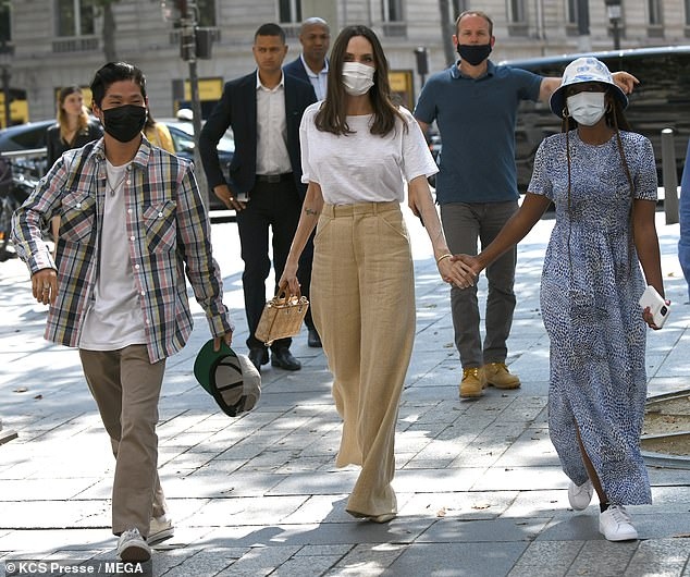 angelina jolie thanh lich di mua sam cung cac con o paris hinh anh 1