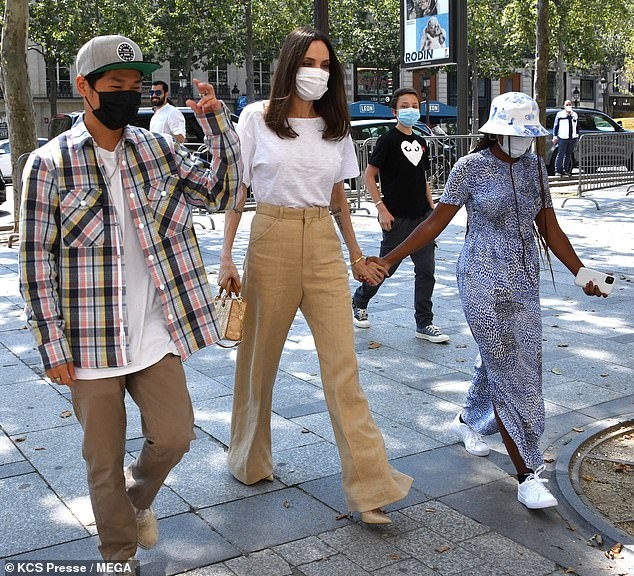 angelina jolie thanh lich di mua sam cung cac con o paris hinh anh 6