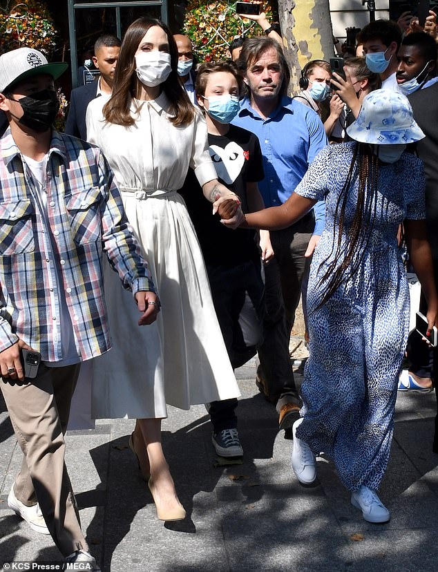 angelina jolie thanh lich di mua sam cung cac con o paris hinh anh 7